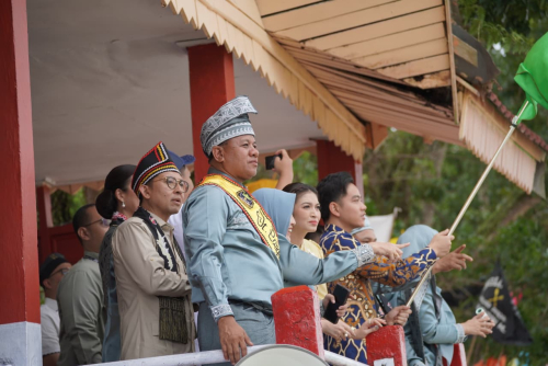 Momentum Bersejarah: Gibran Terkagum-Kagum Pacu Jalur Kuansing
