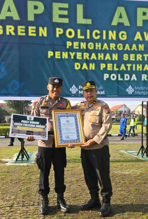 Bripka Mariono Raih Penghargaan Green Policing Award 2025 dari Kapolda Riau, Dapat Hadiah Umroh Bersama UAS