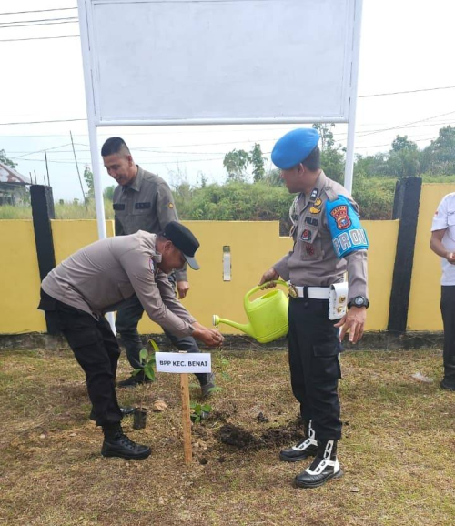 Hijaukan Kuansing! Kapolsek Ipda Hainur Rasyid Tanam Puluhan Pohon Dukung Program Green Policing Kapolda Riau