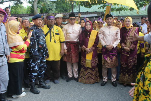 Pendaftaran Paslon Walikota Pekanbaru Ida Yulita-Kharisman ke KPU Naik Becak dan Diiringi Oguong Gubano Khas Kampar