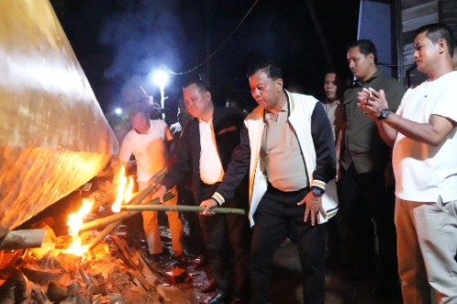 Hujan Deras Tak Surutkan Semangat! Bupati Suhardiman Pimpin Pelayuran Jalur Dayang Malini di Cerenti