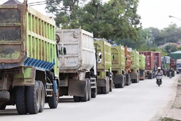 Jalan Lintas Pekanbaru-Kuansing Rusak Parah, Diduga Akibat Truk Batu Bara Overtonase