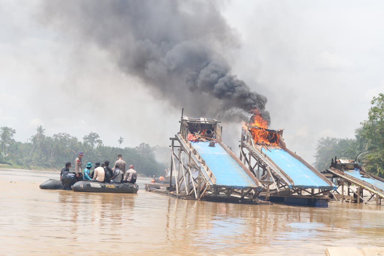 Razia PETI di Kuansing Ricuh: Bupati Terjebak di Sungai, Warga Diduga Dimanfaatkan Mafia Tambang