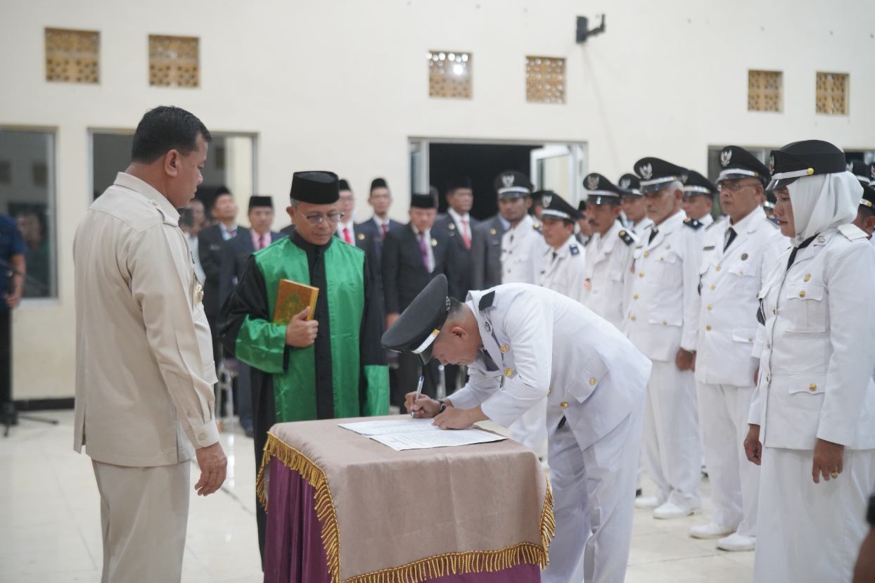 Puluhan Kades di Kuansing Resmi Dilantik, Bupati Suhardiman Tekankan Amanah dan Pengabdian