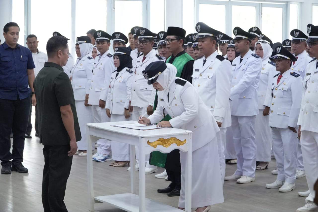Wabup Muklisin Lantik Puluhan Penjabat Kades: Mari Layani Masyarakat dengan Sepenuh Hati