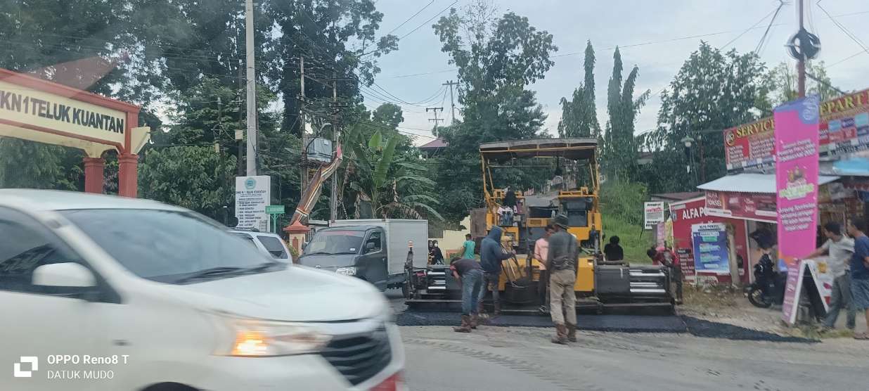 Pemkab Kuansing Mulai Aspal Sejumlah Ruas Jalan, Bupati Suhardiman: Setelah Bagus Akan Dipasang Portal