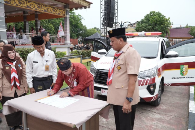 BRK Syariah Hadiahkan Ambulance Mewah untuk Pemda Kuansing di Hari Pramuka!