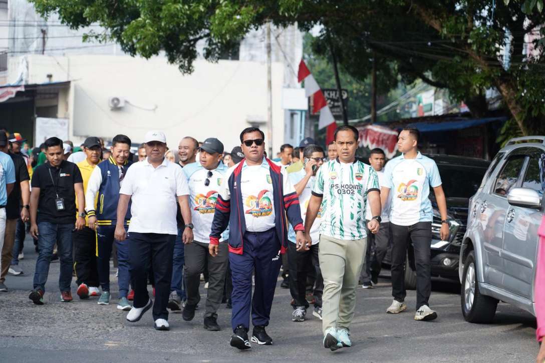 Ribuan Warga Kuansing Tumpah Ruah! Bupati Suhardiman Jalan Bareng di Limuno