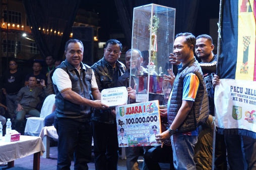 Alam Cahayo Tuah Nagoghi Juara I Pacu Jalur HUT Kuansing, Bupati Suhardiman: Selamat Kepada Pemenang