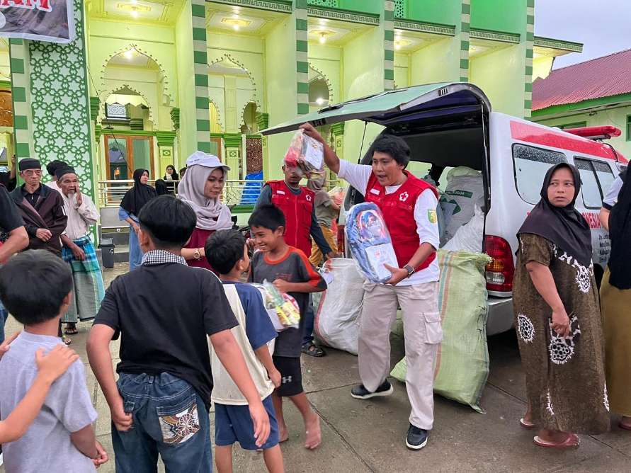 PMI Kuansing Terjun Langsung ke Lokasi Bencana Sumatra, 110 School Kids Disalurkan hingga Air Bersih untuk Warga Terdampak