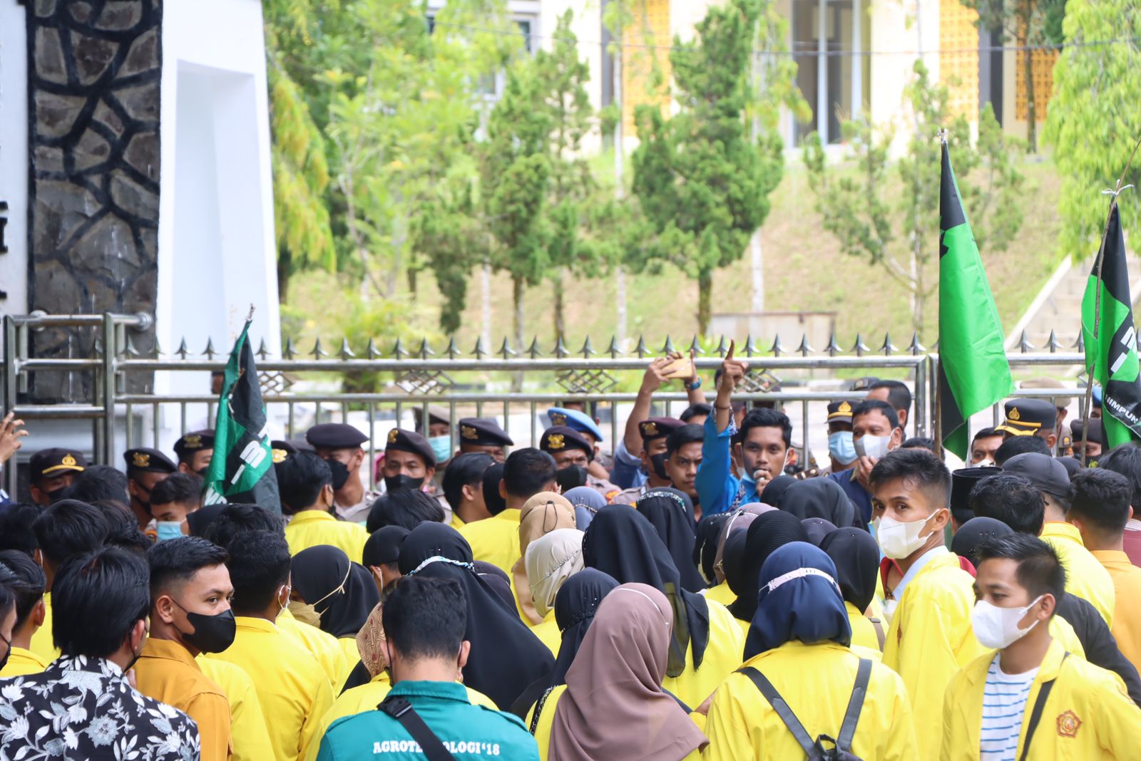 Tim Gabungan Polres Kuansing Bersama Satpol PP dan TNI Kawal Aksi Unjuk Rasa Mahasiswa