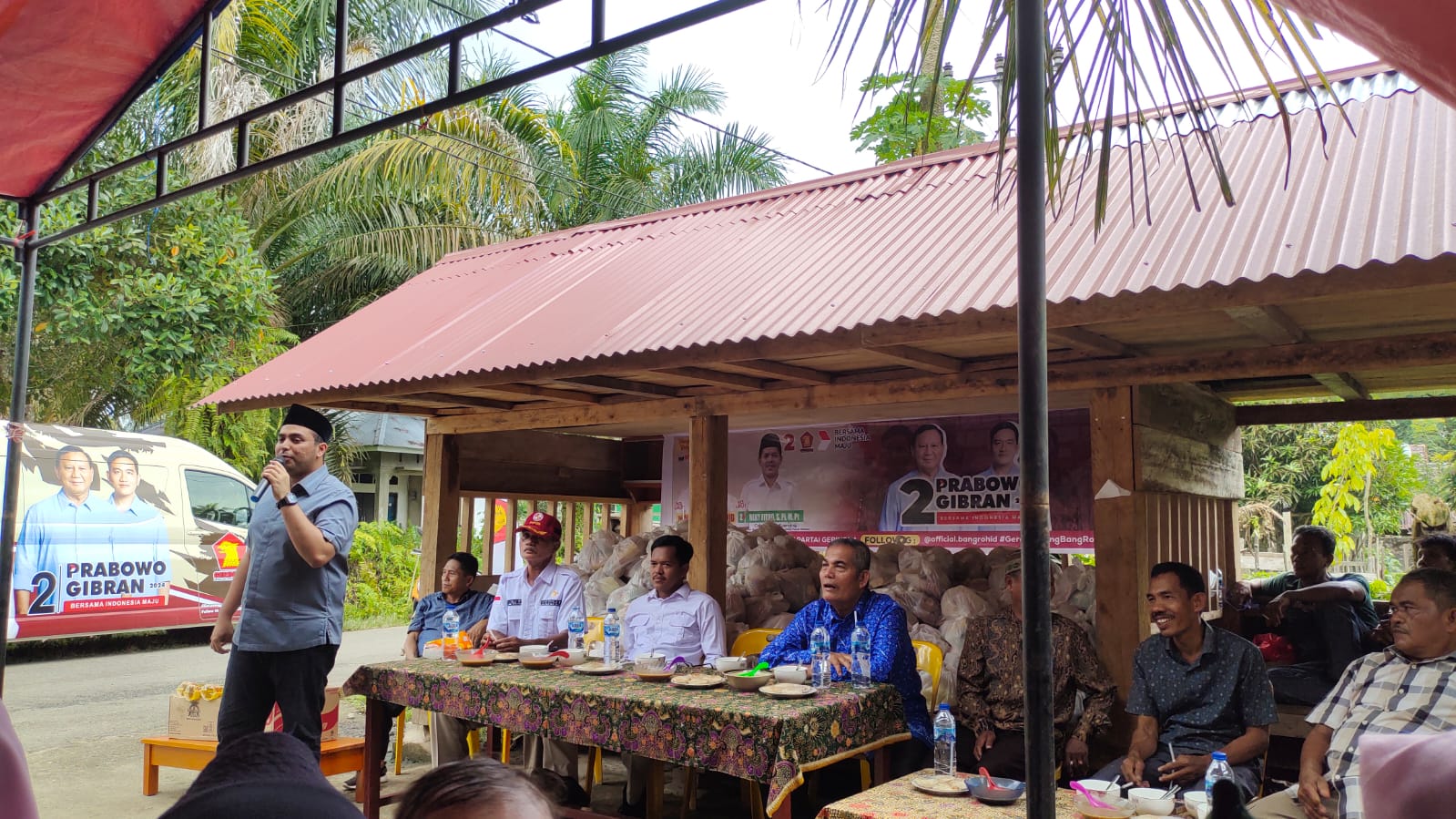 Peduli Ke Masyarakat  Bang Rohid dan Fitro Gelar Bazar Murah Dan Pemasangan Tiang Lampu PJUTS