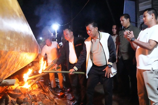 Hujan Deras Tak Surutkan Semangat! Bupati Suhardiman Pimpin Pelayuran Jalur Dayang Malini di Cerenti